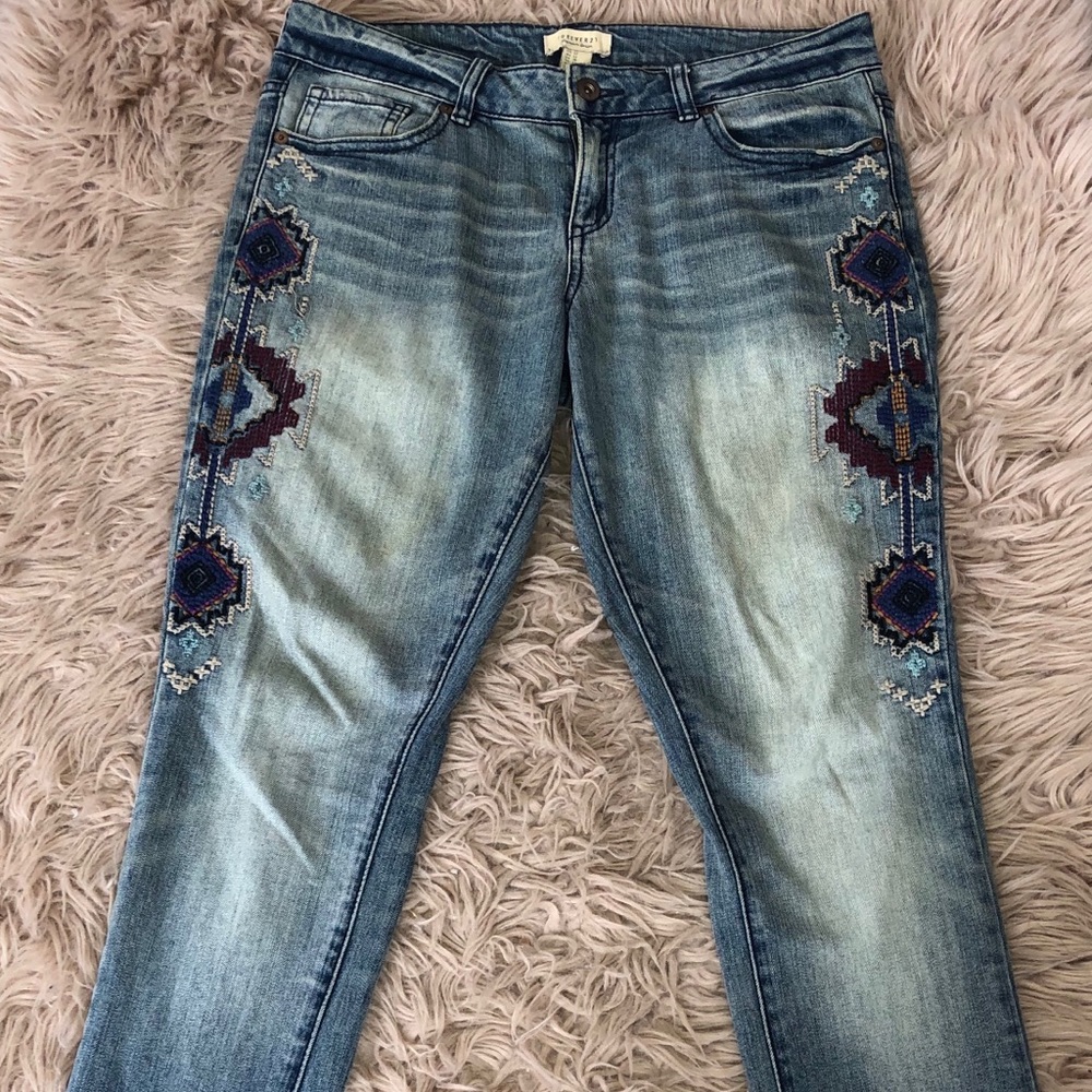 Embroidered Mid rise jean